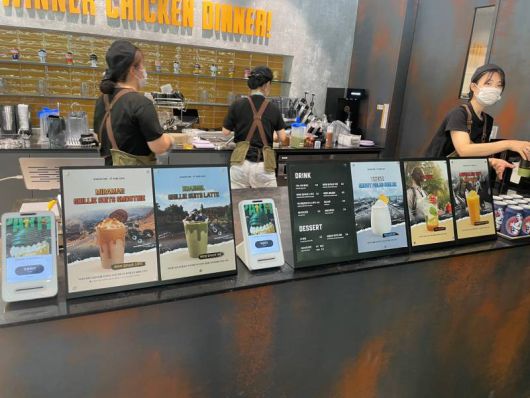 다양한 음료를 즐길 수 있는 카페 공간