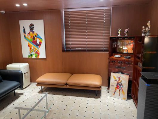 여러 작품들을 감상할 수 있는 카페 공간