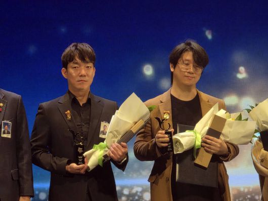 대한민국 콘텐츠대상 대통령상을 수상한 박정무 넥슨 부사장(좌측), 깅형태 시프트업 대표(우측)