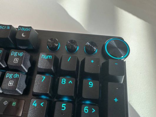 오른쪽 상단에 위치한 버튼과 다이얼