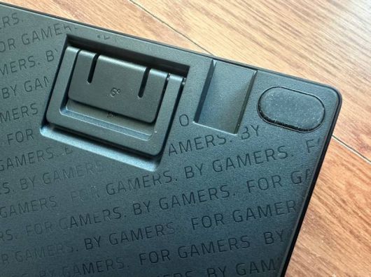 매립형 C단자와 2단계로 조절되는 스탠드