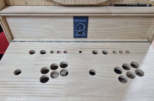 스틱과 레버 구멍을 뚫어준 모습