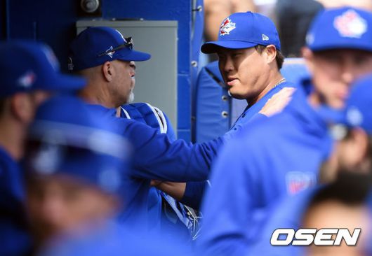 [OSEN=박준형 기자] 피트 워커 투수 코치가 류현진(오른쪽)에게 이야기를 하고 있다. /soul1014@osen.co.kr