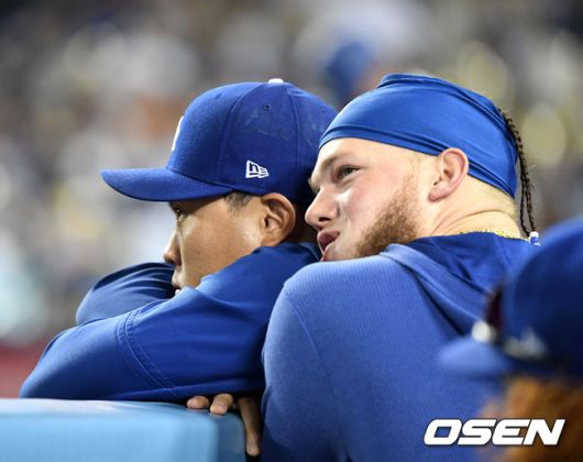 [OSEN=로스앤젤레스(미 캘리포니아주), 지형준 기자] 지난해 LA 다저스 시절 알렉스 버두고(오른쪽)가 류현진에 안겨 전광판을 바라보고 있다./jpnews@osen.co.kr