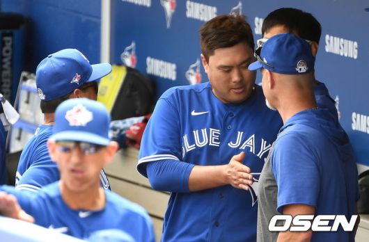 [OSEN=더니든(미국 플로리다주) ,최규한 기자] 토론토 선발 류현진이 찰리 몬토요 감독과 대화를 나누고 있다. / dreamer@osen.co.kr
