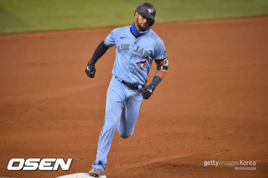 [사진] 홈런을 치고 베이스를 도는 루어데스 구리엘 주니어 ⓒGettyimages(무단전재 및 재배포 금지)
