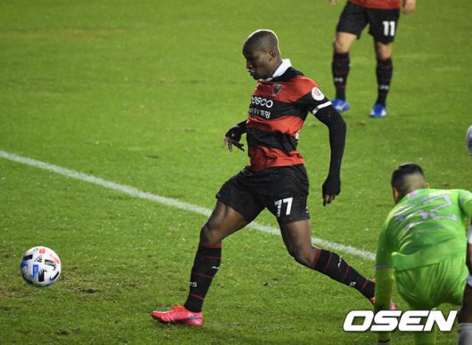 [OSEN=포항, 곽영래 기자] 5일 오후 포항스틸야드에서 '2020 하나원큐 K리그1' 포항 스틸러스와 대구FC의 경기가 열렸다.후반 포항 팔라시오스가 동점골을 넣고 있다. /youngrae@osen.co.kr