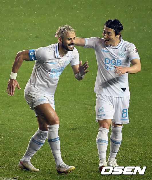 [OSEN=포항, 곽영래 기자] 5일 오후 포항스틸야드에서 '2020 하나원큐 K리그1' 포항 스틸러스와 대구FC의 경기가 열렸다.전반 대구 세징야가 추가골을 넣은 뒤 세레머니를 하고 있다. /youngrae@osen.co.kr