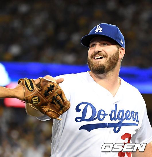 [OSEN=로스앤젤레스(미 캘리포니아주), 지형준 기자] 지난해 LA 다저스 시절 화이트가 호수비를 선보인 뒤 동료 선수들과 하이파이브를 하고 있다.  /jpnews@osen.co.kr