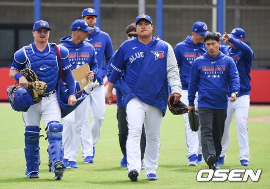 [OSEN=더니든(미국 플로리다주), 박준형 기자] 선발등판 앞둔 류현진이 더그아웃으로 이동하고 있다. /soul1014@osen.co.kr