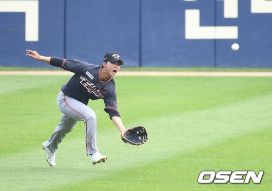 [OSEN=잠실, 곽영래 기자]1회말 무사 1루 한화 최인호가 두산 페르난데스의 타구를 잡아내고 있다. /youngrae@osen.co.kr