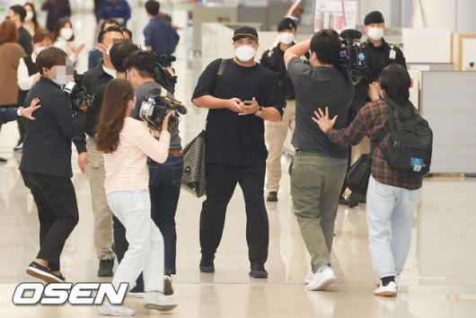 [OSEN=인천국제공항,박준형 기자] 토론토 블루제이스 류현진이 2일 오후 인천국제공항릍 통해 귀국했다.탬파베이 레이스와 아메리칸리그 와일드카드시리즈 2차전 패배로 시즌 일정을 모두 마친 류현진은 바로 한국행 비행기에 몸을 실었다.류현진은 신종 코로나바이러스 감염증(코로나19) 방역 방침에 따라 2주 간 자가격리에 돌입한다. 공식 기자회견은 자가격리 이후 별도 진행할 예정이다.류현진이 영상 카메라 기자들 사이로 이동하고 있다 .  / soul1014@osen.co.kr