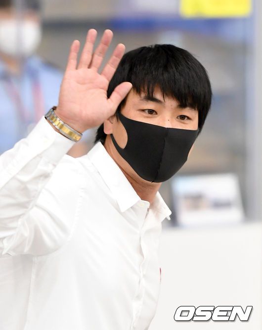[OSEN=인천공항, 이대선 기자] 메이저리그 데뷔 시즌을 성공적으로 마친 세인트루이스 카디널스 김광현이 인천공항 제2터미널을 통해 7일 오후 귀국했다.김광현이 입국장을 나서고 있다. /sunday@osen.co.kr