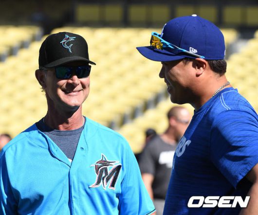 [OSEN=로스앤젤레스(미 캘리포니아주), 지형준 기자]경기에 앞서 다저스 류현진이 마이애미 돈 매팅리 감독과 이야기를 나누고 있다. /jpnews@osen.co.kr