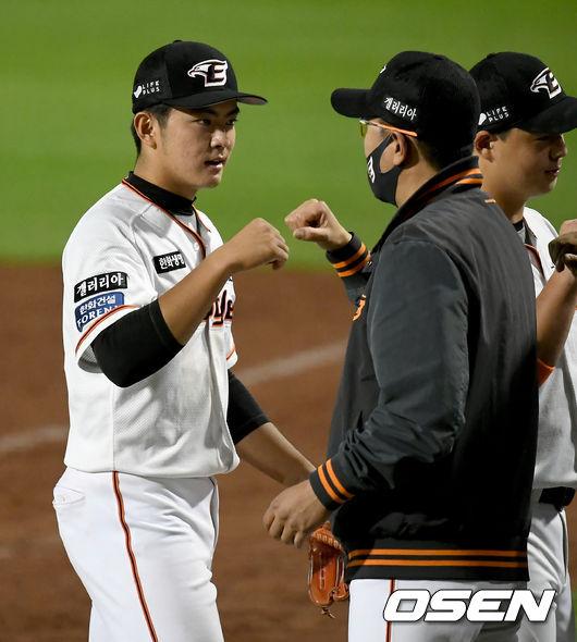 [OSEN=대전, 김성락 기자] 임종찬이 하이파이브를 하고 있다./ksl0919@osen.co.kr