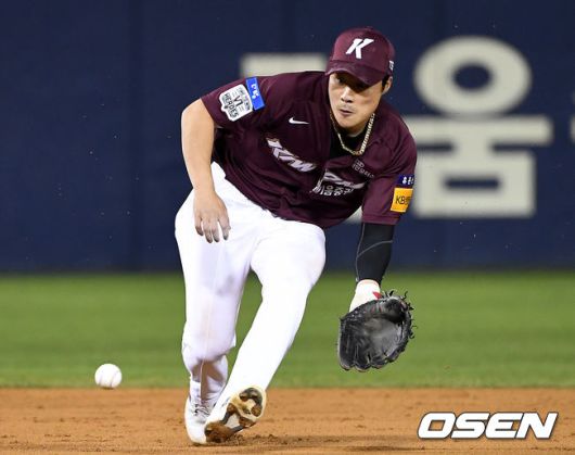 [OSEN=잠실, 최규한 기자] 키움 유격수 김하성이 타구를 처리하고 있다. / dreamer@osen.co.kr