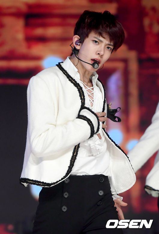 [OSEN=김성락 기자] 그룹 엔하이픈(ENHYPEN)희승이 4일 오후 경기 고양시 빛마루방송지원센터에서 아리랑 TV ‘심플리케이팝’ 녹화 무대를 진행하고 있다. /ksl0919@osen.co.kr