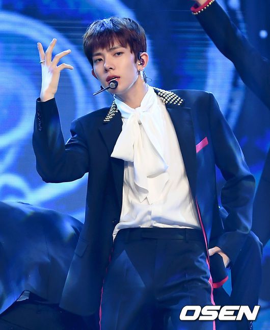 [OSEN=김성락 기자] 그룹 엔하이픈(ENHYPEN)희승이 4일 오후 경기 고양시 빛마루방송지원센터에서 아리랑 TV ‘심플리케이팝’ 녹화 무대를 진행하고 있다. /ksl0919@osen.co.kr