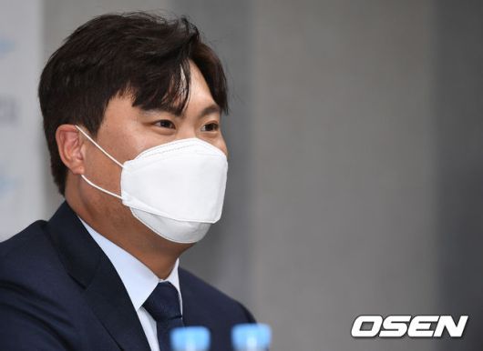 [OSEN=최규한 기자]류현진이 취재진과 인터뷰를 갖고 있다. / dreamer@osen.co.kr