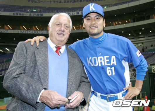 [OSEN=손용호 기자] 토미 라소다 전 다저스 감독이 홍보대사 자격으로 2006 WBC 개막전을 찾아 대표팀 박찬호와 기념촬영을 하고 있다. /spjj@osen.co.kr