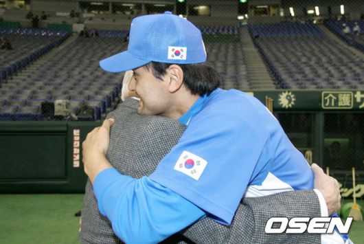 [OSEN=손용호 기자] 토미 라소다 전 다저스 감독이 홍보대사 자격으로 2006 WBC 개막전을 찾아 대표팀 박찬호와 인사를 나누고 있다. /spjj@osen.co.kr