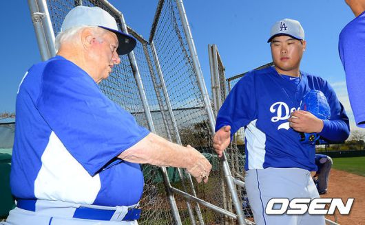 [OSEN=곽영래 기자] 토미 라소다 전 다저스 감독이 2013년 메이저리그 스프링캠프서 라이브 피칭을 마친 류현진과 인사를 하고 있다. /youngrae@osen.co.kr