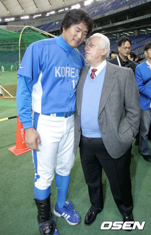 [OSEN=손용호 기자] 토미 라소다 전 다저스 감독이 홍보대사 자격으로 2006 WBC 개막전을 찾아 대표팀 최희섭과 이야기를 나누고 있다. /spjj@osen.co.kr