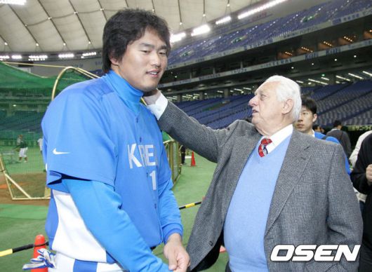 [OSEN=손용호 기자] 토미 라소다 전 다저스 감독이 홍보대사 자격으로 2006 WBC 개막전을 찾아 대표팀 최희섭과 인사를 나누고 있다. /spjj@osen.co.kr