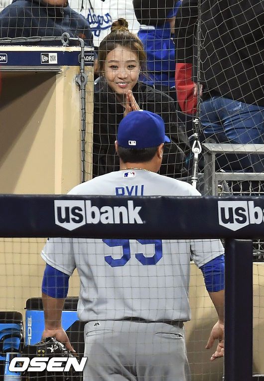 [OSEN=로스앤젤레스(美 캘리포니아주) 최규한 기자]다저스 류현진이 아내 배지현 아나운서와 포옹으로 우승을 기뻐하고 있다. /dreamer@osen.co.kr