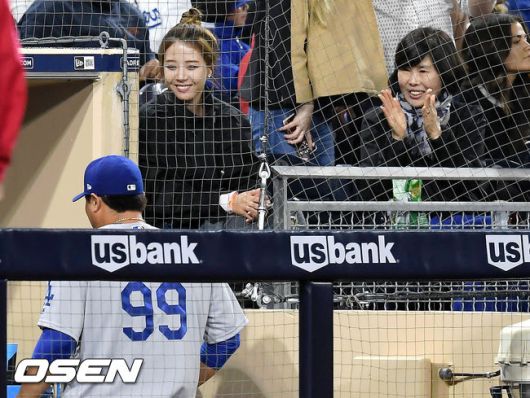 [OSEN=샌디이에고(미 캘리포니아주) 곽영래 기자]다저스 류현진이 배지현과 이야기를 나누고 있다. / youngrae@osen.co.kr