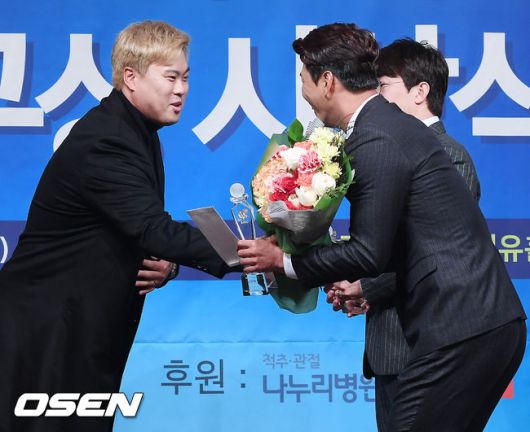 [OSEN=민경훈 기자]일구대상을 수상한 SK 김광현과 KIA 김광현이 시상자로 나선 LA 다저스 류현진이 함께 포토타임을 갖고 있다. / rumi@osen.co.kr