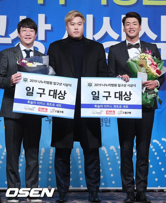 [OSEN=민경훈 기자]시상식을 마치고 SK 김광현이 LA 다저스 류현진이 핸드폰을 보며 얘기를 나누고 있다./ rumi@osen.co.kr