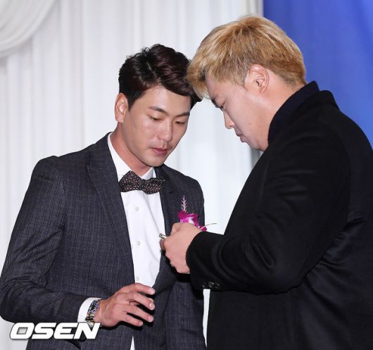 [OSEN=민경훈 기자]시상자로 나선 LA 다저스 류현진이 일구대상을 수상한 SK 김광현과 KIA 양현종에게 꽃다발을 전달하고 있다. / rumi@osen.co.kr