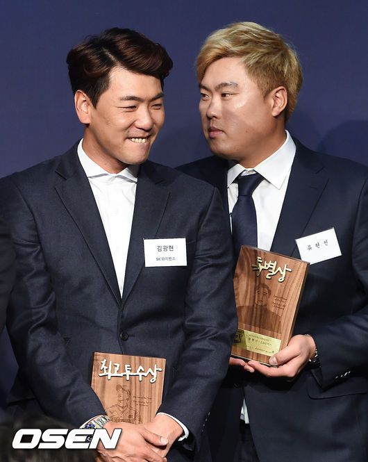 [OSEN=박준형 기자] 4일 오전 서울 플라자호텔에서 진행된 2018 조아제약프로야구대상 시상식에서 김광현과 류현진이 미소 짓고 있다./soul1014@osen.co.kr