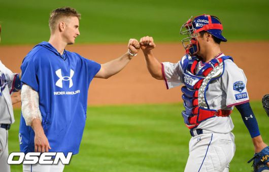 [OSEN=대구,박준형 기자]경기종료 후 시즌 8승 달성한 삼성 뷰캐넌이 강민호 포수와 하이파이브를 하고 있다.  / soul1014@osen.co.kr