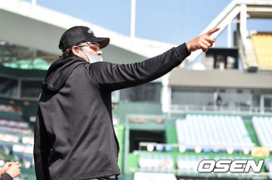 [OSEN=대전, 조은정 기자]한화 수베로 감독이 경기 중 작전을 지시하고 있다. /cej@osen.co.kr