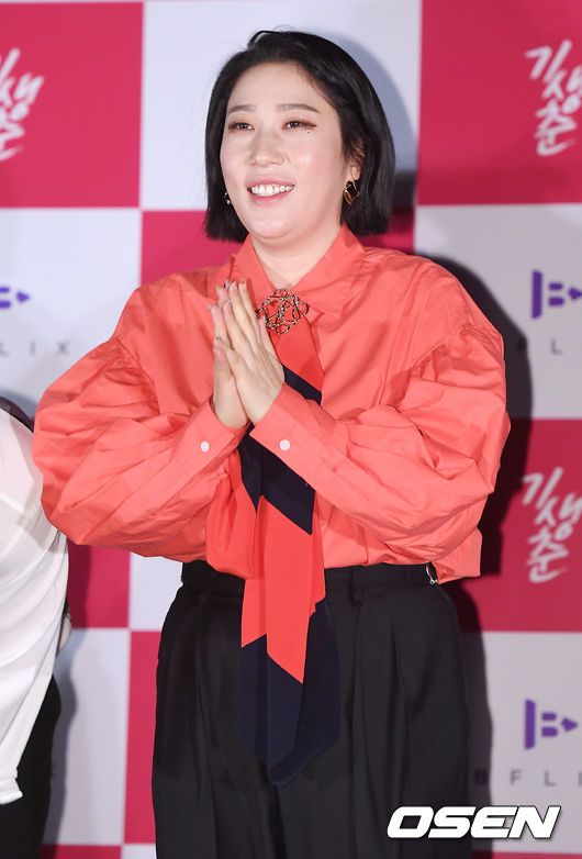 [OSEN=곽영래 기자] 24일 오후 서울 광진구 건대 롯데시네마에서 영화 '기생춘' 언론배급시사회가 열렸다.  김영희 감독이 포토타임을 갖고 있다. /youngrae@osen.co.kr