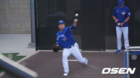[OSEN=더니든(미 플로리다주), 이사부 통신원] 토론토의 류현진이 27일(한국시간) 플로리다주 더니든의 TD 볼파크에서 벌어진 필라델피아와의 시범경기에 앞서 불펜에서 구위를 점검하고 있다. /lsboo@osen.co.kr