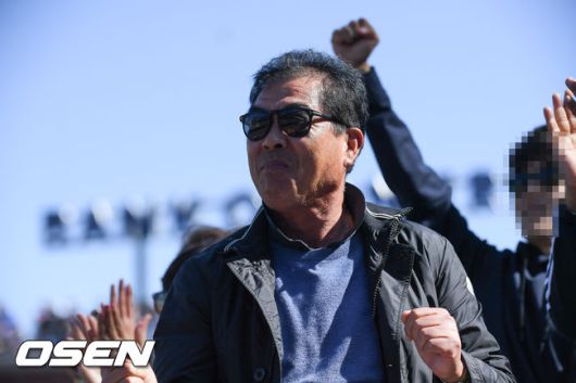 [OSEN=샌프란시스코(미국 캘리포니아주),박준형 기자]7회말 이닝종료 후 눈부신 호투를 보인 류현진의 아버지 류재천 씨가 기뻐하고 있다. / soul1014@osen.co.kr