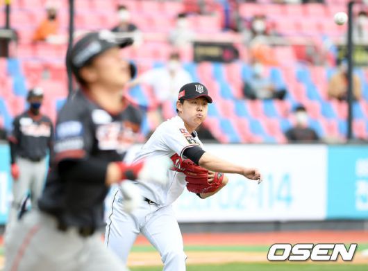 [OSEN=수원, 김성락 기자] 4일 오후 경기도 수원시 수원kt위즈파크에서 ‘2021 신한은행 SOL KBO 리그’ KT 위즈와 한화 이글스의 경기가 열렸다.4회말 2사 한화 유장혁의 땅볼 타구를 한화 투수 소형준이 처리하고 있다./ksl0919@osen.co.kr