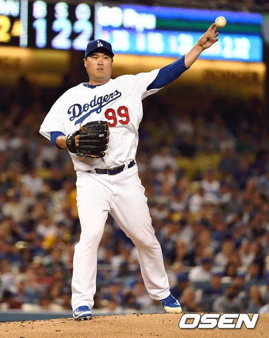 [OSEN=LA(미국 캘리포니아주), 최규한 기자] 2019년 LA 다저스 시절 류현진이 1루로 견제구를 던지고 있다. /dreamer@osen.co.kr