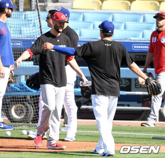 [OSEN=LA(미국 캘리포니아주), 최규한 기자] 2019년 4월16일(한국시간) 신시내티 소속이던 알렉스 우드가 다저스 류현진과 인사를 나누고 있다.  /dreamer@osen.co.kr