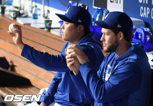 [사진] 2019년 다저스 시절 류현진이 커쇼와 함께 더그아웃에 앉아 그립을 쥐어보며 연습하고 있다. /OSEN DB