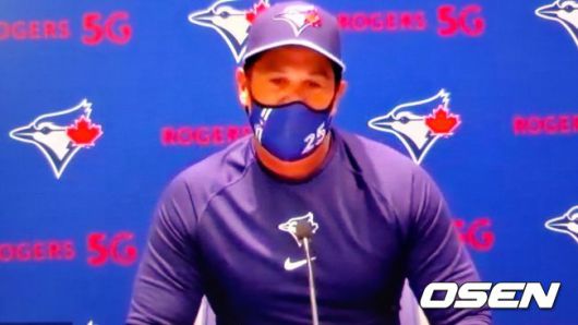 [사진] 화상인터뷰를 하고 있는 토론토 찰리 몬토요 감독.