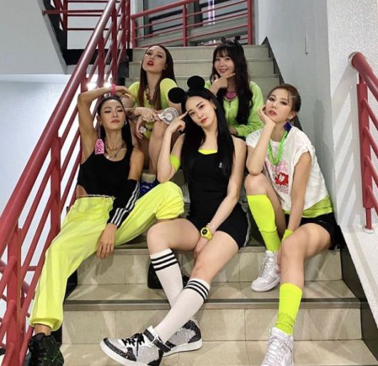 [사진=정아 SNS] 가수 정아(오른쪽 아래)가 애프터스쿨 멤버 베카(왼쪽 위부터 시계 방향), 레이나, 이주연, 가희와 다시 무대에 선 소감을 밝혔다. 사진은 '컴눈명' 무대 후 애프터스쿨의 단체 사진이다.