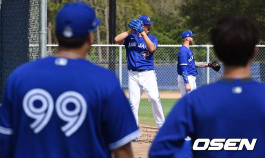 [OSEN=더니든(미국 플로리다주),박준형 기자]야마구치 슌이 류현진의 시선을 받으며 불펜투구를 하고 있다. / soul1014@osen.co.kr