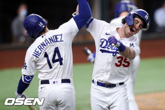 [사진] 지난해 NLCS 7차전에서 7회 결승 홈런을 친 코디 벨린저(오른쪽)가 키케 에르난데스와 격한 세리머니를 하고 있다.  2020.10.19 ⓒGettyimages(무단전재 및 재배포 금지)