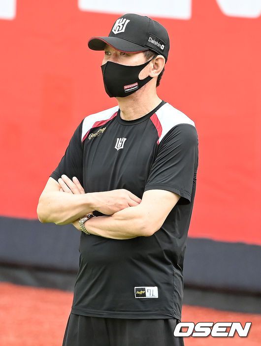 [OSEN=수원, 김성락 기자] 6일 오후 수원 KT위즈파크에서 KT위즈 선수들이 후반기 리그를 앞두고 훈련을 가졌다.KT 이강철 감독이 훈련을 지켜보고 있다. 2021.08.06 /ksl0919@osen.co.kr