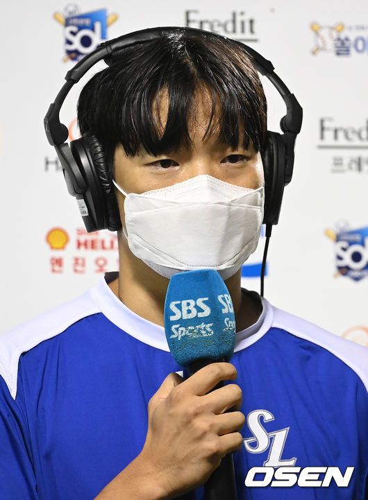 [OSEN=대전, 김성락 기자] 백정현이 데뷔 첫 10승을 올리며 삼성의 4연패 탈출을 이끌었다.삼성은 18일 대전 한화생명이글스파크에서 열린 2021 신한은행 SOL KBO리그 한화와의 원정경기를 6-2로 이겼다. 선발 백정현이 6이닝 11탈삼진 무실점 호투로 데뷔 첫 10승을 올리며 평균자책점 1위를 질주했다.경기 종료 후 삼성 백정현이 인텨뷰를 진행하고 있다. 2021.08.18