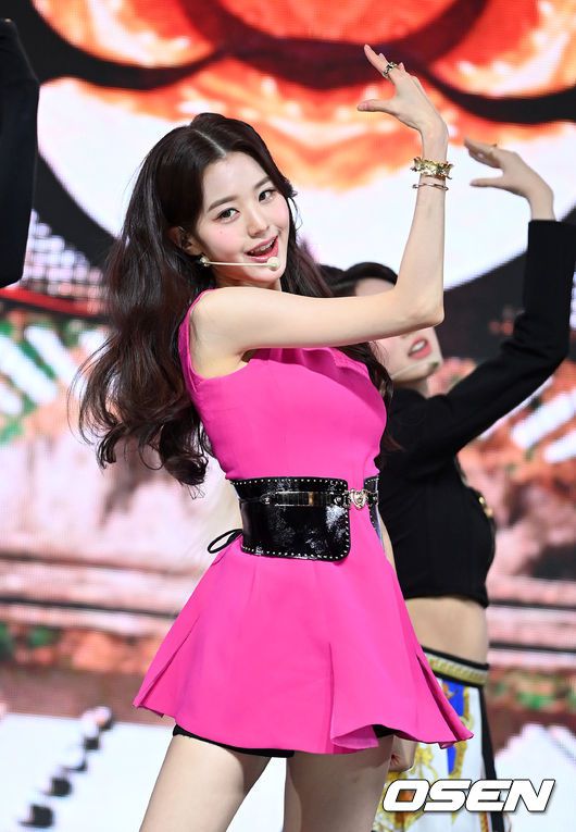 [OSEN=조은정 기자] 1일 오후 서울 광진구 예스24 라이브홀에서 아이브(IVE)의 첫 번째 싱글 '일레븐(ELEVEN)' 발매 기념 및 데뷔 쇼케이스가 열렸다.아이브 원영이 멋진 무대를 선보이고 있다. 2021.12.01 /cej@osen.co.kr